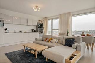 <strong>Huurprijs: 910 EUR per maand<br />+ 100 EUR per maand voor ondergrondse autostaanplaats en berging<br />+ 144 EUR per maand gemeenschappelijke kosten<br />Kosten plaatsbeschrijving zijn 50/50 te betalen door huurder en verhuurder<br />Huurwaarborg = 3 maanden huur<br />Beschikbaar: 01/09/2026<br /><br /></strong><strong>BEZOEK AANVRAGEN EN KANDIDAAT STELLEN VIA ONZE WEBSITE: www.deboerenpartners.be</strong><br />Indien u een bezoek wenst aan te vragen aan dit eigendom te huur, dan kan dit enkel via het aanvraagformulier op onze website. U zoekt het betreffende eigendom onder ons 'aanbod te huur', en klikt daarna bovenaan op 'bezoek inplannen'.<br />Daarna doorloopt u alle stappen en vult u de gevraagde gegevens in. Wij behandelen uw aanvraag binnen de 2 werkdagen en contacteren u daarna. Omwille van het grote aantal aanvragen, worden verzoeken via Immoweb, Immoscoop of Spotto niet behandeld.<br /><br /><span>Beschrijving van het appartement:</span><br />Dit prachtige appartement in het hartje van Turnhout biedt een uitstekende woonervaring. Dit appartement van 91m² bevindt zich op de zesde verdieping van de Turnova Toren. Het omvat een inkom met vestiaire, toilet, leefruimte met eetkamer op parket, open keuken (ingericht met combi-oven, koelkast met vriesvak, keramische kookplaat, vaatwasser en telescopische dampkamp met koolstoffilter), bijkeuken, 2 slaapkamers op parket, badkamer en een uniek terras van 17m² (westgericht).<br /><br />Tevens beschikt het appartement over een ondergrondse parkeerplaats (P446). <br />Daarnaast is er ook een private berging (B50).<br /><br /><span>Bijzonderheden:</span><br />- Lift aanwezig<br />- ondergrondse autostaanplaats en berging<br />- Centrale ligging nabij winkels, openbaar vervoer, scholen en station <br />- Energiezuinig appartement met energielabel A