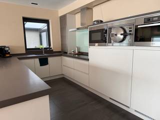 <p><strong>Ruime en luxueuze loft te huur in Retie – € 1.300/maand</strong></p>
<p>Op een centrale locatie tussen <strong>Retie en Dessel</strong>, boven een winkel, bevindt zich deze ruime en stijlvolle loft met maar liefst <strong>3 slaapkamers</strong> en verschillende polyvalente ruimtes.</p>
<p>Via de trap bereikt u de eerste verdieping met een ruime woonkamer en <strong>luxueuze open keuken voorzien van Miele-toestellen</strong>. Aansluitend bevinden zich een koele berging, een overdekte veranda/terras en een groot zonneterras.</p>
<p>Verder beschikt de loft over een aparte wasruimte met extra douche, een bureauruimte, een slaapkamer met inloopdressing en een ruime badkamer met douche, ligbad en dubbel badkamermeubel.</p>
<p>Op de bovenverdieping zijn er nog <strong>2 slaapkamers met ingemaakte kasten</strong>, een apart toilet en een grote open hobbyruimte.</p>
<p><strong>Huurprijs: € 1.300/maand</strong><br /><strong>Huurwaarborg: 3 maanden huur</strong><br /><strong>Lange termijn verhuur</strong><br /><strong>Onmiddellijk beschikbaar</strong></p>
<p>Een unieke, ruime woongelegenheid met veel comfort en mogelijkheden, centraal gelegen tussen Retie en Dessel.</p>