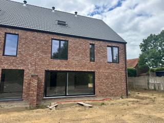 <p>Deze 2 prachtige en royale nieuwbouwwoningen zijn gelegen in een rustige woonstraat, doch op slechts enkele minuten van de oprit van autostrade en vlakbij het centrum van Aarschot.<br />De woningen worden volledig afgewerkt en beschikken over 5/6 slaapkamers en maar liefst 3 badkamers.<br />De oplevering is voorzien eind dit jaar 2025.<br />Lot 1: 4 are 83 ca : 690.000 euro excl. kosten<br />Lot 2: 3 are 97 ca : 680.000 euro excl. kosten<br />Indien u voldoet aan de voorwaarden, kan u aankopen aan 6% BTW<br />Plan nu reeds je bezoek in (dit kan na het bouwverlof) !</p>