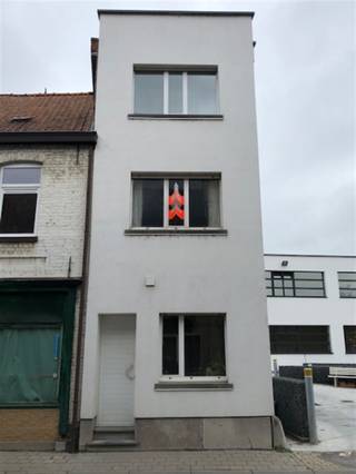 <p><span>Duplex appartement : trap naar eerste verdiep - inkom - woonkamer - eetplaats - ingerichte keuken - ruim terras - 2 slaapkamers - badkamer met douche - vrij op heden - Maandelijks voorschot water 25 euro.  UC code 2138935-res-1 - EPC score 380 kWh/m³ - Voor info of bezoek bel 056.21.58.00 of www.immo-lvb.be, naar pand gaan en via de agenda de afspraak inboeken. </span></p>