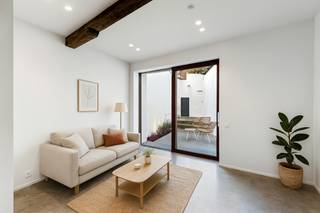 <p>Tot in de puntjes gerenoveerd met high-end afwerking</p>
<p>Energiezuinig wonen met EPC-label A en zonnepanelen</p>
<p>Lichtrijke leefruimte met zuidwestgericht terras</p>
<p>Drie volwaardige slaapkamers en luxe badkamer</p>
<p>Volledig instapklaar met domotica en vloerverwarming</p>