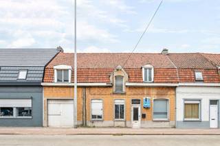 Authentieke te renoveren / af te breken woning met POTENTIEEL en uitweg langsachter op een perceel van 800 m2.
Tevens ideale projectgrond voor appartementsbouw.

INDELING:
Gelijkvloers: inkomhal, bureau, leefruimte en eetplaats, keuken (gedeeltelijk geïnstalleerd), badkamer en wasruimte met douche en garage.
Verdieping: nachthal, 4 slaapkamers.
Buiten: aangename tuin met uitweg naar de Stagestraat.

Wat maakt dit pand uniek?
Woning met charme, strategische ligging dichtbij alle voorzieningen, ideale projectgrond of voor mensen die op zoek zijn naar ruimte.

Te koop via Immo Beguin, jouw vastgoedexpert sinds 2009. Met kantoren in Ronse, Waregem, Kortrijk, Deinze, Doornik en Lessines.
✉️ charlotte@immobeguin.be
