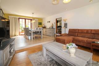 <p><span>Ruime villa op een perceel van 1.000 m² met tal van troeven en veelzijdige mogelijkheden</span></p><p><span>Deze ruime open bebouwing, gebouwd in 1994, is gelegen op een mooi perceel van 1.000 m² en combineert comfort, energiezuinigheid en een praktische indeling. Dankzij het EPC-label B, de zonnepanelen, thuis batterij en airconditioning met luchtzuivering bent u verzekerd van een aangename en energiezuinige woonomgeving.</span></p><p><span>Op het gelijkvloers bevindt zich een ruime inkomhal met gastentoilet, vestiaire, een afzonderlijk bureau, een lichtrijke woonkamer, een volledig uitgeruste vernieuwde keuken met aansluitende bijkeuken en een gezellige veranda met 2 zonne luifels. </span></p><p><span>De eerste verdieping omvat vier volwaardige slaapkamers en een recent vernieuwde badkamer, uitgerust met een automatisch dakraam dat zorgt voor extra licht en ventilatie.</span></p><p><span>Buiten geniet u van een ruime, zonnige tuin waar rust en privacy centraal staan. Bovendien beschikt de woning over twee garages, carport. Deze ruime garage deed vroeger dienst als woning, waardoor dit gedeelte tal van mogelijkheden biedt. Dit maakt het pand bijzonder geschikt voor een zelfstandige, vrij beroep of praktijk aan huis, maar ook voor wie op zoek is naar extra opslag- of werkruimte.</span></p><p><span>Kortom, een instapklare villa met een uitstekende energieprestatie, veel leefruimte en diverse gebruiksmogelijkheden, gelegen op een ruim perceel in een aangename omgeving met weinig doorgaand verkeer.</span></p><p><span> </span></p><p><span>Eigenschappen:</span></p><p><span> </span></p><p><span>+ EPC label B</span></p><p><span>+ EPC bruikbare opp.:245 m²</span></p><p><span>+ Asbest: asbestcementbuis</span></p><p><span>+ P, G-score: A</span></p><p><span>+ Dubbele garage</span></p><p><span>+ Carport</span></p><p><span>+ Ideaal voor zelfstandige activiteit</span></p><p><span>+ Airco met luchtzuivering</span></p><p><span>+ Thuisbatterij 10 KW</span></p><p><span>+ Zonnepanelen 18 stuks</span></p><p><span>+ Automatische dubbele garagepoort</span></p><p><span>+ Automatische toegangspoort</span></p><p><span>+ Goed onderhouden woning</span></p><p><span>+ Elektriciteit: niet conform</span></p><p><span>+ Alle opmetingen zijn indicatief, simulatiefoto's AI aanwezig</span></p><p><span> </span></p><p><span>Vergunning/Woongebied/Gn rechterlijke herstelmaatregel of bestuurlijke maatregel opgelegd/Gn voorkooprecht/Verkavelingsvergunning/gn watergevoelig openruimtegebied</span></p><p><span> </span></p><p><span>Info: Nicki, 0496 02 35 68, <span>nf@janssenenjanssen.be</span></span></p><p><span>Kantoor 2560 Nijlen: Woeringenstraat 23a</span></p>