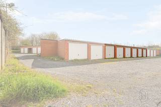 Bent u op zoek naar veilige en praktische opslagruimte of een betrouwbare parkeeroplossing? Deze set van 6 afgesloten garages biedt de...