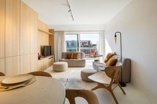 [[ DIT PAND NEEMT DEEL AAN DE ERA OPEN HUIZEN DAG OP 6/12 VAN 17:30 TOT 18:30 ]] <strong>Knokke: Prachtig appartement te koop in Residentie &amp;quot;The Avenue&amp;quot;, met 3 ruime slaapkamers en 2 badkamers, aangenaam zonnig terras, gelegen op een toplocatie in het hartje van Knokke.</strong><br /><br />Ontdek dit appartement op een toplocatie in Knokke vlakbij de Elizabetlaan. Met een hoogwaardige luxe afwerking en een ideale locatie biedt dit appartement alles wat u nodig heeft voor een comfortabel verblijf aan de kust.<br /><br /><strong>Indeling:</strong><br />Inkomhal, lichtrijke woonkamer met op maat gemaakte inbouwkasten, volledig ingerichte open keuken met Miele toestellen, 3 ruime slaapkamers waarvan 1 op de benedenverdieping, 2 badkamers met inloopdouche, apart toilet, berging, zonnig ruim terras.<br /><br /><strong>Troeven:</strong>
<ul><li>Individuele kelderberging.</li><li>Hoogwaardige afwerking met veel inbouwkasten.</li><li>Vlakbij de winkels, restaurants en de zeedijk.</li><li>Mogelijkheid tot het kopen van een autostaanplaats vlakbij het appartement.</li></ul>
Aangeboden met 1 jaar  ERA Comfort Garantie.<br /><br />Een bezoek ter plaatse wordt sterk aangeraden en is steeds mogelijk op afspraak.<br />Contacteer Ayita vandaag nog om uw afspraak vast te leggen via +32 496 13 43 12.