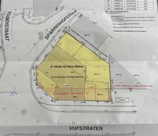 Handelsruimte met ruim duplexappartement op een perceel met oprit, parkeergelegenheid en tuin.Op het gelijkvloers bevindt zich een ruime handels- of kantoorruimte van ca. 160 m² met grote raampartijen. Deze ruimte biedt verschillende mogelijkheden en kan eventueel ook worden omgevormd tot een gelijkvloers appartement, waardoor een tweewoonst mogelijk wordt.Op de eerste verdieping bevindt zich een zeer ruime en lichtrijke leefruimte met aansluitend een volledig ingerichte keuken, badkamer en 2 slaapkamers. Vanuit deze verdieping is er toegang tot een groot dakterras.De tweede verdieping telt 3 extra slaapkamers en een tweede badkamer. Daarnaast zijn er nog verschillende bergingen voorzien.De totale bewoonbare oppervlakte bedraagt maar liefst 403 m², wat dit pand bijzonder geschikt maakt voor wie wonen en werken wil combineren of op zoek is naar een ruime woning met handelsmogelijkheden.EPC-label F, voornamelijk te wijten aan de grote raampartijen met enkel glas in de handelsruimte.