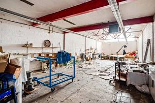 Op zoek naar een eigendom met tal van mogelijkheden? Dan is deze woning op een centrale locatie met een vlotte verbinding naar omliggende gemeenten en belangrijke invalswegen wel iets voor u!<br /><br />Achter de gevel schuilt een eigendom met bijzonder veel potentieel. Op het gelijkvloers bevindt zich een zeer ruim magazijn dat tal van mogelijkheden biedt voor zelfstandigen, hobbyisten, opslag of een combinatie van wonen en werken.<br /><br />De eerste verdieping omvat het woongedeelte met een gezellige leefruimte, aansluitende eetkamer en ingerichte keuken voorzien van onder meer een inductiekookplaat, vaatwasser, koelkast en combi-oven. Verder vindt u hier een slaapkamer, een badkamer met inloopdouche en een afzonderlijk gastentoilet. De absolute blikvanger is het ruime zonneterras waar u in alle rust kunt genieten van de buitenlucht. <br /><br />Op de bovenste verdieping bevindt zich een indrukwekkende polyvalente ruimte met bad. Deze verdieping biedt tal van mogelijkheden en kan perfect ingericht worden als extra slaapkamers, hobbyruimte, bureau...<br /><br />Troeven:<br />+ Centrale ligging nabij het centrum van Lier<br />+ Gunstig EPC B<br />+ Ruim magazijn met tal van gebruiksmogelijkheden<br />+ Gezellige leefruimte met veel lichtinval<br />+ Groot zonnig terras<br /><br />Interesse in deze woning? Contacteer ons via 03 337 50 70 of info@vbvastgoed.be voor een afspraak ter plaatse of meer info.