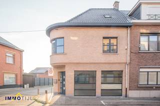 Handels/kantoor-ruimte op centrumlocatie in Lebbeke!In het centrum van Lebbeke - met grote zichtbaarheid voor ondernemers en vrije beroepen! - staat...