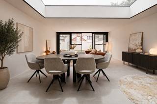 <strong>Heist: Prachtige vernieuwde woning met 3 slaapkamers en zuidgerichte tuin te koop in Heist. </strong><br /><br />Deze uitzonderlijk afgewerkte rijwoning werd van kop tot teen gerenoveerd met oog voor kwaliteit, comfort en duurzaamheid. Dankzij de hoogwaardige materiaalkeuzes, de doordachte indeling en de overvloedige lichtinval biedt deze woning een unieke woonbeleving voor wie op zoek is naar ruimte en hedendaags wooncomfort.<br /><br /><strong>Indeling: </strong><br />Glv: Verzorgde inkomhal, gastentoilet, polyvalente ruimte/berging met inbouwkasten ideaal voor fietsen, wasplaats of een 4de slaapkamer, volledig uitgeruste open keuken, lichtrijke leefruimte met toegang tot de zuidgerichte tuin.<br /><br />1ste verdiep: 2 volwaardige slaapkamers, ruime badkamer met inloopdouche, bad, dubbele wastafel en toilet.<br /><br />2de verdiep: masterbedroom met ensuite badkamer voorzien van een inloopdouche, toilet en wastafel.<br /><br /><strong>Troeven:</strong> 
<ul><li>Volledig instapklaar en met kwalitatieve materialen afgewerkt. </li><li>Zuidgerichte tuin.</li><li>3 volwaardige slaapkamers.</li><li>Polyvalente ruimte/berging op de gelijkvloers die perfect gebruikt kan worden als 4de slaapkamer.</li><li>Centraal gelegen in een rustige straat vlakbij Delhaize Heist op 5 min wandelen van het strand.</li></ul>
Meer informatie? Contacteer Ayita op 0496 13 43 12 of via ayita@eraservimo.be