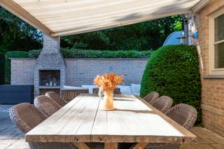 Gelijkvloers:Royale inkomhal met gastentoilet en handenwasser. Lichtrijke leefruimte met zithoek en open haard, aansluitend op de ruime leefkeuken...