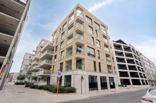 Dit ruime en energiezuinige driekamerappartement op de tweede verdieping combineert een aangename indeling met hedendaags wooncomfort en een uitstekende ligging in het centrum van Roeselare.<br /><br />De inkomhal met gastentoilet geeft toegang tot de ruime en lichtrijke leefruimte met open keuken en praktische keukenberging.<br />Dankzij de open indeling vormen wonen, koken en tafelen één mooi geheel.<br />Het appartement beschikt over drie volwaardige slaapkamers en twee badkamers.<br />Een belangrijke troef voor gezinnen, maar ook ideaal voor wie graag een extra bureau, hobby- of logeerkamer wenst. <br />Daarnaast zijn er in totaal drie terrassen, goed voor 21m² aan buitenruimte. <br /><br />Ook op energetisch vlak zit u hier uitstekend. Met een E-peil van 27 en vloerverwarming aangesloten op het warmtenet geniet u van een energiezuinig en comfortabel appartement dat volledig voldoet aan de hedendaagse normen.<br /><br />Het appartement bevindt zich op de tweede verdieping van Residentie Bel-Ford, pal in het centrum van Roeselare.<br />Winkels, gezellige horecazaken, de Markt en het station bevinden zich allemaal op wandelafstand.<br />De residentie is opgebouwd rond een verzorgd en rustig binnenplein.<br /><br />In de ondergrondse kelder bestaat de mogelijkheid om een privéberging en/of autostaanplaats aan te kopen.<br />Daarnaast is er een ruime gemeenschappelijke fietsenberging.<br /><br /><em>Goed om te weten: de foto's dienen ter illustratie en werden genomen in het bovenliggende, gelijkaardige appartement met dezelfde indeling.<br />Ze geven een goed beeld van de sfeer, afwerking en mogelijkheden van het appartement.</em><br /><br /><strong><u>Het appartement komt in aanmerking voor 6% BTW!</u></strong><br /><br />Interesse? Neem gerust contact met DICASA op voor meer informatie of plan vrijblijvend een bezoek.