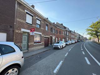 <p>Deze ruime woning geniet van een ideale ligging, dichtbij scholen en winkels. Dankzij de vlotte verbinding ben je bovendien snel op de autosnelweg en in de stad.<br /> </p>

<p><strong>Indeling:</strong><br /><br />De woning bestaat op het gelijkvloers uit een inkomhal, een living, een keuken en een veranda. Achteraan bevindt zich een buitengebouw dat ingericht is als slaapkamer en een badkamer. Daarnaast beschikt de woning over een klein koertje.</p>

<p>Op de eerste verdieping bevinden zich twee slaapkamers en een badkamer. De tweede verdieping beschikt nog over twee slaapkamers.</p>

<p><strong>Troeven:</strong><br /><br />• 5 slaapkamers<br />• 2 badkamers<br />• Klein koertje<br />• Scholen en winkels dichtbij<br />• Ideale ligging met vlotte verbinding naar de autosnelweg en de stad<br /><br />De vermelde prijs is een <strong>vanafprijs</strong>. Elk ontvangen bod wordt ter beoordeling voorgelegd aan de eigenaar. De eigenaar behoudt zich het recht voor om een bod al dan niet te aanvaarden.</p>