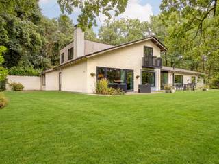 <p><strong>Karaktervolle villa met 5 slaapkamers op uitzonderlijk perceel van 2.865 m² in residentiële woonomgeving te Turnhout. Epc 270 kWh/m² (C), EK conform!</strong></p>
<p><strong>Ligging</strong>; Gelegen in de gegeerde en bosrijke Kampheidelaan op de grens tussen Turnhout en Ravels, geniet deze eigendom van rust, privacy en bereikbaarheid. De omgeving wordt gekenmerkt door vrijstaande woningen op ruime percelen, omgeven door groen en natuur. Winkels, scholen, openbaar vervoer en belangrijke verbindingswegen op korte afstand.<strong> </strong></p>
<p><strong>Indeling: -1: </strong>Kelder <strong>0:</strong> hal, vestiaire, toilet, woonkamer, eetkamer, keuken, 2 slpk, 2 badk, bureau. <strong>+1:</strong> 3 slpk, polyvalente ruimte. <strong>Buiten: </strong>Carport, tuinhuis.<br /><br /><strong>Omschrijving: </strong>Via de royale inkomhal met vestiaire en gastentoilet krijgt u meteen een eerste indruk van het open karakter van deze woning. Grote raampartijen zorgen doorheen de woning voor een aangename lichtinval en een mooi zicht op het omliggende groen. De ruime woonkamer op parketvloer en authentieke open haard vormt samen met de eetkamer een gezellige leefomgeving. Aansluitend bevindt zich de open leefkeuken met o.a. een luxe Falcon 5 pits gasfornuis en kookeiland, voldoende kastruimte en een gezellige ontbijthoek met pelletkachel. Verder beschikt het gelijkvloers over een bureau, een ruime master bedroom met ensuite badkamer en een tweede slaapkamer met badkamer, waardoor gelijkvloers wonen perfect mogelijk is. Op de verdieping bevinden zich drie volwaardige slaapkamers, en een polyvalente ruimte die kan worden ingericht als dressing, bureau of extra badkamer.</p>
<p>Rondom de woning geniet u van een prachtige grote tuin met zuidwest oriëntatie, volwassen bomen, een moestuin, meerdere terrassen en optimale privacy.</p>
<p>De voorbije jaren werden belangrijke renovaties uitgevoerd, waaronder een vernieuwd en geïsoleerd dak, nieuw buitenschrijnwerk en spouwmuurisolatie. Daarnaast beschikt deze woning over een praktische kelder.</p>
<p><strong>Troeven: <br /></strong>- Perceel van 2.865 m²<br />- Residentiële ligging in de gegeerde Kampheidelaan<br />- 5 slaapkamers - 2 badkamers<br />- Mogelijkheid tot extra badkamer of dressing<br />- Vernieuwd en geïsoleerd dak<br />- Vernieuwd buitenschrijnwerk<br />- Diverse energetische verbeteringen uitgevoerd<strong><br /></strong>- Gelijkvloers wonen mogelijk<br />- Privacy en groenbeleving<br /><br /><strong>Een ideale gezinswoning voor wie ruim, comfortabel en groen wil wonen!</strong><br /><br />Bijzondere informatieplicht: in aanvraag.</p>
<p><strong> </strong></p>
<p><strong> </strong></p>
<p><strong> </strong></p>
<p><strong> </strong></p>
<p><strong> </strong></p>
<p><strong> </strong></p>
<p><strong> </strong></p>
<p><strong> </strong></p>
<p></p>