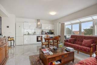 Ruim vernieuwd hoekappartement (90m²) in een kleinschalige villa-residentie, rustig gelegen in de residentiële wijk te Koksijde-Bad. Het...