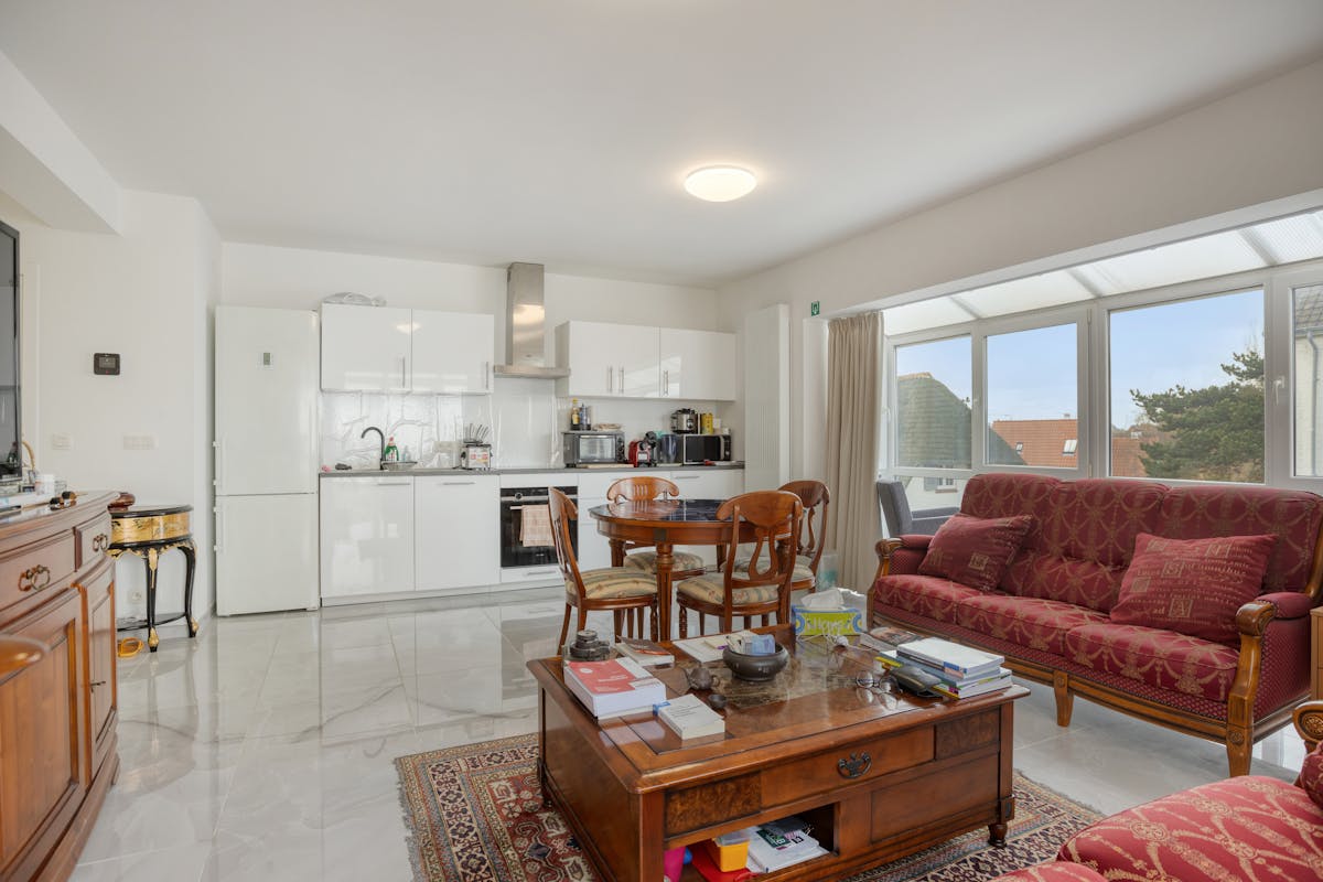 Gerenoveerd hoekappartement met 3 slaapkamers en garage - foto 2