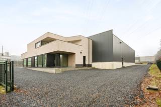 Modern nieuwbouw bedrijfsgebouw gelegen in het industriegebied van Zutendaal, met een totale bedrijfsoppervlakte van 1.000 m², ideaal voor opslag, productie of logistiek. De bedrijfsruimte is volledig verhuurbaar of opsplitsbaar in 2 × 500 m², waardoor het pand perfect inspeelt op groeiende of schaalbare ondernemingen.<br />Aansluitend zijn er twee kantoorruimtes van telkens 120 m², beschikbaar in casco of volledig afgewerkte staat, afhankelijk van de gewenste afwerking en het gebruik.<br />Daarnaast beschikt het complex over een ruim conciërge-appartement van circa 140 m², geschikt voor bewoning of ondersteunend professioneel gebruik.<br /><br />BTW-verhuur is mogelijk.<br />Alle entiteiten zijn afzonderlijk verhuurbaar.<br />De kantoren worden uitgerust met basisfaciliteiten, waaronder verwarming op aardgas (< 300 kW).<br />De uiteindelijke huurder of exploitant staat zelf in voor het aanvragen en verkrijgen van eventuele vereiste exploitatie- en milieuvergunningen.<br /><br />Huurprijzen (excl. btw)<br />•Totale huurprijs (volledig complex): €6.917 – €7.317/maand)<br />•Bedrijfsunit 1.000 m²: €4.167/maand<br /> (€2.083/maand per unit bij opsplitsing in 2 × 500 m²)<br />•Kantoorruimte 2 x 120 m²:<br /> Casco: €800/maand per kantoor<br /> Afgewerkt: €950 – €1.000/maand per kantoor, afhankelijk van de gekozen afwerking<br />•Appartement 140 m²: €1.150/maand<br /><br />Troeven<br />•Nieuwbouw<br />•Flexibele indeling en opsplitsbaarheid<br />•BTW-verhuur mogelijk<br />•Strategische ligging in industriegebied Zutendaal<br />•Geschikt voor KMO’s, logistiek, productie en dienstverlenende activiteiten<br />•Combinatie van bedrijfsruimte, kantoren en woonentiteit op één site