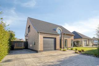 Looking for a ready-to-move-in home in a quiet but very well located location? This well-maintained open building from 2011 offers approximately 170 m² of living comfort on a 544 m² plot and combines space, light and contemporary comfort.<br /><br />Thanks to large double-glazed windows, the spacious living room and open kitchen enjoy pleasant light and a beautiful view of the south-west-facing, maintenance-friendly garden. The garden has a beautiful terrace and garden house, is fully enclosed with a convenient side gate. Thanks to the favorable orientation, you can fully enjoy the sun.<br /><br />The house has 3 spacious bedrooms with wireless solar shutters, and a spacious bathroom with bath, walk-in shower, double sink and toilet. Furthermore: an indoor garage, storage room, guest toilet and attic.<br /><br />At the end of 2020, the house inside was completely repainted and provided with fleece wallpaper, giving it a fresh and well-kept look.<br /><br />With an EPC label B (135 kWh/m²), gas central heating, air conditioning, an approved charging station and three-phase grid connection, a lot has also been thought of when it comes to comfort and energy. The saddle roof offers excellent opportunities for solar panels.<br /><br />The location is a real asset: quiet and child-friendly, with schools, shops and the center nearby and a smooth connection to the E17. This way, you can combine quiet living with excellent accessibility.<br /><br />A well-maintained and energy-efficient home in a prime location, ready to welcome new residents.<br /><br />You can consult Dewaele DIY's general terms and conditions at any time via dewaele.com<br /><br />Register of measures: no