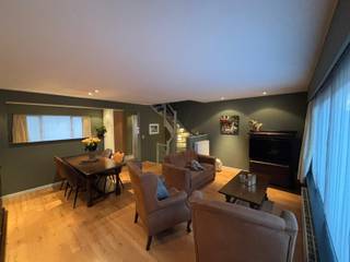 Deze instapklare woning met 4 slaapkamers, garage en ruime leefruimte vinden we midden in de rustige Molenveld wijk in Edegem. <br /><br />De woning is gelegen op een toplocatie, vlak bij scholen, openbaar vervoer, invalswegen en verschillende winkels. Doorheen de jaren werd de woning met zorg en oog voor detail onderhouden. In 2004 onderging het pand een totaalrenovatie met vernieuwde technieken, badkamer en keuken. <br /><br />We betreden de woning via de inkomhal. Meteen links bevindt zich een ruime garage met elektrische poort. Achteraan de garage bevindt zich een bergruimte waar wasmachine kan geplaatst worden. Buiten vinden we een gezellige en onderhoudsvriendelijke stadstuin voorzien van twee terrassen, ruim tuinhuis en elektrische zonnetent. <br /><br />Op de eerste verdieping vinden we de open, lichtrijke leefruimte (ca 36m²). Naast de leefruimte bevindt zich de open keuken. Deze is voorzien van veel opbergruimte. Naast de keuken bevindt zich een gastentoilet.<br /><br />Op de tweede verdieping liggen 3 slaapkamers, waarvan 2 met ingebouwde kasten.<br />Ook de badkamer bevindt zich op de tweede verdieping. Deze is volledig uitgerust met ruim ligbad, toilet, dubbele lavabo en douche.<br /><br />Op de derde verdieping kan je de vierde slaapkamer vinden. Deze zolderverdieping is tevens uitgerust met ruime overloop en verschillende Velux-dakramen. <br /><br />Bijzonderheden: <br />asbestveilig, elektriciteit conform, gunstig bodemattest, veel ingebouwde kasten, zonnetent.