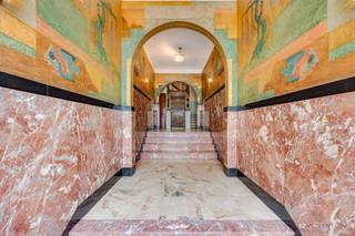 <p><span>In de Generaal Eisenhowerlei te Borgerhout, in een prachtig</span><span> art deco gebouw</span><span>, vinden we dit ruime</span><span> 3 slaapkamer appartement van ca 138 m²</span><span> (cfr EPC).</span></p><p><span> </span></p><p><span>Vlakbij het </span><span>Krugerplein </span><span>en </span><span>het Laar, </span><span>en op wandelafstand van de </span><span>Kerkstraat </span><span>waar tal van leuke bars en restaurants zijn.</span></p><p><span> </span></p><p><span>De originele visgraatparket, de enorm ruime leefruimte met hoge plafonds, en de karaktervolle inkomhal maken van dit appartement een unieke kans.</span></p><p><span> </span></p><p><span>Dankzij de uitstekende ligging bevinden het centraal station van Antwerpen en belangrijke invalswegen zich vlakbij, net als winkels, openbaar vervoer en andere voorzieningen.</span></p><p><span> </span></p><p><span>Indeling</span></p><p><span> </span></p><p><span>Het appartement bevindt zich op de eerste verdieping.</span></p><p><span>We komen binnen in de privatieve inkomhal en betreden vooraan de ruime woonkamer op massieve visgraatparkevloer. Enorm veel licht en hoge plafonds maken dat je een enorm ruimtelijk gevoeld krijgt.</span></p><p><span>De gesloten keuken bevindt zich achter de leefruimte, en is standaard ingericht.</span></p><p><span>In totaal zijn er 3 ruime slaapkamers.</span></p><p><span>De badkamer is eveneens standaard ingericht.</span></p><p><span> </span></p><p><span>Dit is een </span><span>uniek appartement van ca 138 m²</span><span> met </span><span>3 slaapkamers</span><span>, waar je mits een opfrissing een pareltje van kan maken.</span></p><p><span> </span></p><p><span>Troeven</span></p><p><span> </span></p><p><span>- originele parketvloer</span></p><p><span>- topligging</span></p><p><span>- art deco stijl</span></p><p><span>- 3 ruime slaapkamers</span></p><p><span> </span></p><p><span>Dit pand kan onderhevig zijn aan de renovatieverplichting voor residentiële gebouwen. </span><span><span>https://www.energiesparen.be/renovatieverplichting-residenti%C3%ABle-gebouwen-2023</span></span><span> </span></p><p><span> </span></p><p><span>Ben jij geïnteresseerd in dit appartement te koop in Borgerhout, ben je op zoek naar ander vastgoed, een investering of wens je de waarde van jouw eigendom te kennen? Dan ben je bij BOLT Immo aan het juiste adres! Wij helpen jou graag verder.</span></p><p><span> </span></p><p><span> </span></p><p><span> </span></p>