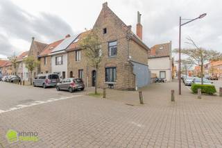 <p><span>Charmante HOB in de rustige buurt van Oostende | Bezoekdag 25/04 </span></p><p><span>Instelprijs (bieden vanaf): 259.000,00 EUR</span></p><p><span> </span></p><p><span>Deze instapklare woning is gelegen in de rustige omgeving van Oostende en bevindt zich op een zucht van het centrum, het strand, openbaar vervoer en allerlei handelszaken. De woning combineert rust en comfort en is ideaal voor gezinnen die opzoek zijn naar een aangename woonomgeving. </span></p><p><span>De gezinswoning is gebouwd in het jaar </span><span>1956 </span><span>en werd recent grondig gerenoveerd. De woning is gelegen op een gezellig perceel van </span><span>99ca </span><span>en heeft een bruikbare vloeroppervlakte van </span><span>133</span><span> </span><span>m². </span></p><p><span> </span></p><p><span>Als indeling:</span><span> op het </span><span>gelijkvloers </span><span>bevindt zich een inkomhal met opslagruimte onder de trap, een ruime en lichtrijke woonkamer met aansluitend een open keuken, een apart toilet en een Westelijke tuin/terras. </span></p><p><span> </span></p><p><span>Op de </span><span>eerste verdieping </span><span>Bevinden zich 2 ruime slaapkamers en een moderne badkamer met inloopdouche en extra toilet. De </span><span>tweede verdieping/zolderverdieping </span><span>is momenteel ingericht als extra woon-unit met keuken en slaapkamer, maar biedt de mogelijkheid om in te richten tot 2 slaapkamers. </span></p><p><span> </span></p><p><span>De verwarming is voorzien van een warmtepomp (lucht/lucht dd. 2024 - Energieklasse A+) | elektriciteit volledig </span><span>CONFORM</span><span> volgens het </span><span>AREI </span><span>|</span><span> </span><span>deze woning heeft een mooie energiewaarde van </span><span>240 kwh/m² </span><span>en een </span><span>LABEL C </span><span>waardoor u kan genieten van een laag energieverbruik en ook </span><span>GEEN renovatieplicht</span><span> hebt in deze woning | recent gerenoveerd en geïsoleerd dak</span></p><p><span>Aankoop reeds mogelijk met 2% registratierechten voor eigen bewoning. </span></p><p><span> </span></p><p><span>Voor meer info of een bezoek: </span><span><span>info@immotwins.be</span></span><span> - 052/55.55.55. Maak uw afspraak online via onze site voor het gepland BEZOEKMOMENT van 25 april.</span></p><p><span> </span></p>