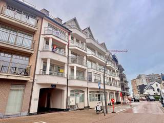 Appartement meublé dans une rue calme, près de la plage, la rue commerçante et le transport en commun.Entrée, living avec balcon et cuisine ouverte...
