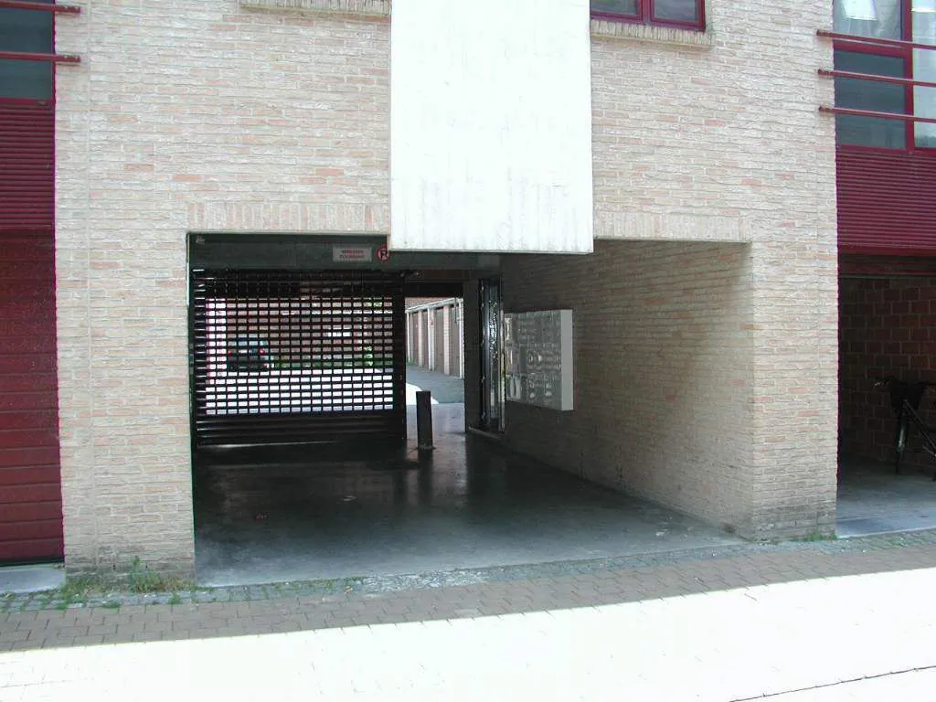 CENTRAAL GELEGEN GARAGE - foto 3