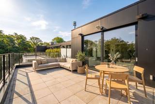 <p>Stijlvol en exclusief wonen op toplocatie in een klassevolle residentie met gemeenschappelijk zwembad. <br /><br />Dit luxueus afgewerkte penthouse biedt een perfecte combinatie van comfort, ruimte en licht. <br />Prachtige zongerichte terrassen genietend, en zicht op groen, een privé wellnesruimte met hammam en sauna, en een gemeenschappelijk zwembad, zorgen voor die extra luxe, en dit op een mooie locatie. <br /><br />Indeling: inkom met apart toilet en vestiaire, gezellige grote lichtrijke leefruimte (parket, gashaard, inmaakkasten) uitgevend op het groot zuid-gericht terras, open geïnstalleerde keuken met eiland, handige grote bureauruimte/slaapkamer/dressing, nachthal met dressingkasten, en 2 grote slaapkamers, met 2 badkamers, sauna en hamam, en berging. <br /><br />Ondergrondse dubbele garage (€70.000 bij te kopen). <br /><br />Meer info of plan je bezoek via denis@immobeguin.be</p>