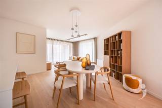 Ontdek dit hoogwaardige nieuwbouwappartement met twee slaapkamers, gelegen in het prestigieuze project Burenberg te Leuven. Dit volledig...