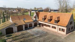 Mooie ruime landelijke L-vormige ruime villa met gronden te koop te Elverdinge.Unieke eigendom gelegen in agrarisch gebied met zonevreemd karakter...