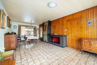 <p><strong>Te vernieuwen halfopen woning op 269 m² met o.a. 3 slaapkamers, inpandige garage en ruim bijgebouw (28m²). Centrale verwarming op gas (CV-ketel van 2013). Zuidwest georiënteerde tuin. EPC D 387 kWh/m². Geen renovatieverplichting.</strong> <br /><br /><strong>Ligging: </strong>op slechts 400m van hartje Noorderwijk met een speelplein in deze rustige straat. Zeer goede verbinding naar omliggende gemeentes en vlotte bereikbaarheid via E313. Alle faciliteiten op wandelafstand. Zuidwestelijk geörienteerd perceel. <br /><br />Indeling (zie grondplannen bij foto's en documenten): -1: kelder. 0: inkomhal, toilet, woonkamer, eetkamer, keuken, garage. +1: nachthal, 3 slpk, badkamer. <strong>Bergzolder. Buiten: </strong>tuin, bijgebouw. <br /><br /><strong>Beschrijving: </strong>De inkomhal met apart toilet maakt onmiddelijk de verbinding met de keuken en de woonkamer. Beide ruimtes grenzen aan de eetkamer achteraan, dewelke mits renovatie zouden kunnen leiden tot één verbonden leefruimte. Vanuit de eetkamer is er toegang tot de ruime garage die perfect nog ruimte biedt voor een achterinkom/wasplaats/berging/bijkeuken. De verdieping geeft ruimte aan de badkamer en 3 slpk van 13.4, 12 en 7.1 m². Ten slotte is er nog een droge kelder (12.4 m²) en een bergzolder. Buiten beschik je over een zuidwestelijk georiënteerde, rustig gelegen tuin met ruim bijgebouw (28 m²).</p>
<p><em>bijzondere informatieplicht: in aanvraag.</em></p>