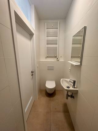 <strong>--- NIEUW --- Gerenoveerde STUDENTEN-kamers (GEEN DOMICILIE MOGELIJK!) te huur in Gent, nabij UZ/station/overpoort.<br /><br />👉 BEZOEKMOMENT MAANDAG 10/08! U kan de online kalender voor het bezoekmoment terugvinden via onze eigen website www.vastgoedspruyt.be.</strong><br /><br />Studentenkamers met een private kitchenette in de kamer. Gedeelde douchekamer + toilet (slechts met 1 andere kamer te delen).<br /><br />Verschillende kamers komen vrij vanaf 1 september, aangezien de huidige huurders hun studies hebben stopgezet.<br />De huurprijzen (incl. provisie 50€) zijn 575€ / 600€ / 625€.<br /><br />Er is een gemeenschappelijke fietsenstalling achteraan het gebouw. Bushalte en horeca zijn om de hoek, tram en station zijn op wandelafstand, autosnelweg is zeer vlot bereikbaar. Op wandel- of fietsafstand van UZ Gent, Campus Sterre, Campus Voskenslaan en Complex Ledeganck, station Sint-Pieters en verschillende grootwarenhuizen (+aldi,smatch,carrefour & frituur/chinees/italiaan).<br /><br />Het gebouw is volledig conform, zo werd er een conformiteitsattest & brandweerverslag afgeleverd (Er is een rookmeldcentrale, brandblussers, branddekens, rookmelders, vluchtwegen,...).<br />Isolatie van de buitengevel zal dit jaar uitgevoerd worden, waardoor de EPC zal zakken van Label D naar Label A.<br /><br /><br /><br /><br />