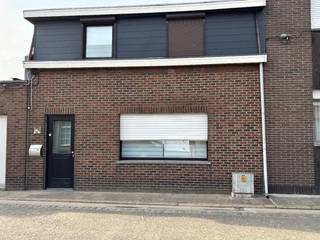 Knusse rijwoning met 2 slaapkamers.Gelegen nabij school, vlakbij de Nederlandse grens.EPC score D.Deze woning heeft volgende indeling: inkom,...