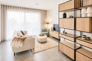 Instapklaar luxe appartement aan de jachthaven van Zeebrugge, gelegen in het stijlvolle nieuwbouwproject Nautic. Dit volledig nieuwe en smaakvol bemeubelde gelijkvloers appartement is tot in de puntjes afgewerkt en meteen klaar om in te wonen — je hoeft enkel je koffers uit te pakken.

Dankzij de grote raampartijen geniet je van veel natuurlijke lichtinval en een open, rustgevende sfeer. Het appartement beschikt over een ruime leefruimte met volledig uitgeruste open keuken, 2 volwaardige slaapkamers, 2 moderne badkamers en 2 ruime terrassen waardoor je altijd van de zon kan genieten.

Vanuit de leefruimte heb je een mooi zicht op de jachthaven, ideaal om te ontspannen of te aperitieven in de avondzon. Het tweede terras kijkt uit op de rustige binnentuin en biedt extra privacy.

Extra troeven zijn de praktische berging, beveiligde gemeenschappelijke fietsenberging, private ondergrondse parkeerplaats en de rustige ligging vlak bij zee, haven en wandelroutes. Een ideaal appartement voor wie comfortabel en zorgeloos wil wonen in een moderne omgeving.

Beschikbaar eventueel vanaf augustus.
Huurprijs: €1.290 + €75 gemeenschappelijke kosten.

Interesse in een bezoek of meer informatie? Contacteer makelaar Stéphanie via 0472 77 86 60 of stephanie@keyimmo.be