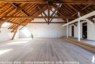 <p><em><strong>Wonen in een beschermd monument, met het comfort van vandaag</strong></em><br />In het hart van Turnhout krijgt één van de meest iconische herenhuizen van de stad een nieuw hoofdstuk. Residentie Het Gerecht is de stijlvolle renovatie van het voormalige Huis Van Hal, een beschermd neoclassicistisch monument uit 1886, ontworpen door architect Pieter-Jozef Taeymans.</p>
<p>Doorheen de jaren deed het gebouw dienst als privéwoning, arbeidsrechtbank en later als decor van het VTM-programma Mijn Pop-Up Restaurant. Vandaag wordt dit uitzonderlijke erfgoed met respect gerestaureerd en omgevormd tot een exclusieve residentie met slechts vier royale villa-appartementen.</p>
<p>Authentieke elementen worden zorgvuldig hersteld, terwijl moderne technieken, hedendaags comfort en een lift discreet worden geïntegreerd. Elk appartement beslaat een volledige verdieping en biedt maximale rust, privacy en ruimte. <br /><br /><em><strong>Het penthouse</strong></em><br />Op de bovenste verdiepingen bevindt zich een uitzonderlijk penthouse van ca. 265 m². De royale leefruimte met open keuken reikt tot in de nok van het dak en wordt overspoeld met daglicht dankzij grote schuiframen en nieuwe dakvlakramen. 's Avonds kijkt u vanuit de woonkamer letterlijk naar de sterrenhemel. Het private dakterras van 14,5 m² geniet van volledige privacy en biedt een prachtig uitzicht over de historische binnenstad. Op de derde verdieping bevinden zich twee slaapkamers, een dressing en een badkamer. Via een elegante trap bereikt u de vierde verdieping met daar een bijzonder charmante slaapkamer met ensuite dressing en badkamer.</p>
<p>Iedere eigenaar beschikt over een private kelderberging (27 tot 39 m²). Daarnaast blijven de historische wijnkelder en authentieke kolenkelder als gemeenschappelijke ruimtes behouden. De lift brengt u bovendien tot in de kelder.</p>
<p>Parkeren doet u onder uw private dubbele carport met aansluitende fietsenstalling. Daarnaast is een gemeenschappelijke afvalberging voorzien.<br /><br /><em><strong>Een hoogwaardige afwerking<br /></strong></em>Het penthouse wordt volledig afgewerkt opgeleverd, met uitzondering van de definitieve schilderwerken. Een nieuwe parketvloer is al geplaatst, en ook de muren en plafonds worden gerestaureerd en alles krijgt reeds een eerste schilderlaag. Voor de keuken en badkamers kiest u zelf de materialen en inrichting. Hiervoor zijn ruime budgetten in de vraagprijs opgenomen.</p>
<p>Ook technisch wordt alles vernieuwd. Het dak en buitenschrijnwerk is volledig nieuw, en het appartement wordt voorzien van domotica, vloerverwarming, een Viessmann-warmtepomp en ventilatie D. Zo geniet u van hedendaags comfort met behoud van het historische karakter.</p>
<p>De appartementen en kelderbergingen worden verkocht onder registratierechten (2% of 12%). Op de carports is 21% btw van toepassing.</p>
<p>De restauratiewerken zijn volop aan de gang. De oplevering wordt verwacht rond het najaar van 2026.</p>
<p><strong>Een beschermd monument, slechts vier exclusieve villa-appartementen en een penthouse dat zijn gelijke in Turnhout nauwelijks kent.<br /></strong></p>