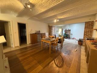 <span><strong>**Appartement te huur aan Gasthuisberg**</strong></span><br /><br />Op een uitstekende locatie aan de stadsrand van Heverlee, in de <strong>Tweekleinewegenstraat</strong>, bevindt zich dit ruime appartement. Deze rustige straat biedt de perfecte combinatie van het stadsleven en rust. De ligging is een absolute troef, zo bevinden we ons op de stadsgrens en in de nabijheid van Gasthuisberg, het Wetenschapspark, ... en tal van voorzieningen.<br /><br />Het appartement is ideaal voor een koppel of alleenstaande. Je komt binnen in de inkomhal, waar je aansluitend de badkamer en trap naar de <strong>ruime kelder</strong> kunt terug vinden. In de badkamer is er aansluiting voor een <strong>wasmachine</strong> voorzien. Verder kom je in de open leefruimte met open keuken, die doorloopt naar een praktische voorruimte met rechtstreekse toegang tot de <strong>gemeenschappelijke koer en fietsenstalling</strong>. Vanuit de leefruimte heb je toegang tot de <strong>ruime slaapkamer</strong>. <br /><br /><span>Kortom, dit appartement biedt alles voor comfortabel wonen in een aangename en goed gelegen buurt.<br /><br /></span><span><strong>Interesse of een afspraak ter plaatse? Aarzel niet en contacteer ons via 016 229 228 of verhuur@connect-immo.be</strong></span><br /><br />Huurprijs: €1.050 + €180 vaste kosten (water, elektriciteit en verwarming)<br />Beschikbaar vanaf 1 september<br />EPC label D - 380 kWh/m2jaar - 3665025