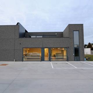 Deze centraal gelegen kantoorruimte van circa 250m2 is gelegen op een bedrijventerrein nabij de oprit van de E17 en beschikt over een...