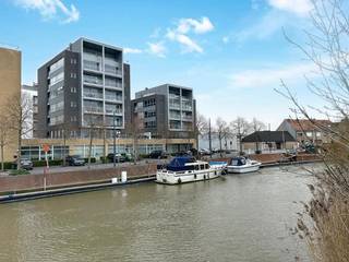 Uniek gelegen appartement, bestaande uit een ruime inkomhal met afzonderlijk toilet, vestiaire en was/bergplaats, een ruime, lichtrijke leefruimte...