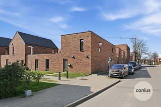 <p><span>RECENT HOUSE WITH 3 BEDROOMS NEAR THE CITY CENTER</span></p><p><span> </span></p><p><span>Close to the city center of Sint-Truiden, we find this recent half-open building located on the Rummenweg at house number 16B. Due to its location near the city center, you can easily reach the station, various stores, schools, ... The residence is characterized by tranquility, energy efficiency and good accessibility. </span></p><p><span> </span></p><p><span>Arriving at we discover on the ground floor an entrance hall, a guest toilet, a living room, a dining area, a fully equipped kitchen and a storage room that also serves as a laundry room. The staircase leads to the upper floor. Arriving at the nighthall, we gain access to three bedrooms and the partially tiled bathroom equipped with a walk-in shower, a sink unit with double sink, a column cabinet and a second toilet. </span></p><p><span> </span></p><p><span>After discovering the house we move to the pleasant and low-maintenance outdoor area. The garden gate takes us to the common lawn that is the centerpiece of residence Botanique. Additional assets are the presence of a car parking space and a private cellar in the underground parking garage, as well as communal bicycle storage.</span></p><p><span> </span></p><p><span>IN BRIEF</span><span>:</span></p><p><span>- Asking price: € 371,000.00 (incl. parking and basement)</span></p><p><span>- Sale subject to registration fees (2% or 12%)</span></p><p><span> </span></p><p><span>Convinced that this property can become your new home? Then contact our staff quickly at <span>info@canius.be</span></span><span> or 078 78 30 39 </span>. </p><p><span>See you soon! </span></p><p><span> </span></p><p><span>*These details are for information purposes only. The mentioned surface areas are only an indication. Canius Real Estate cannot be held responsible for the accuracy of the data provided to it.</span></p>