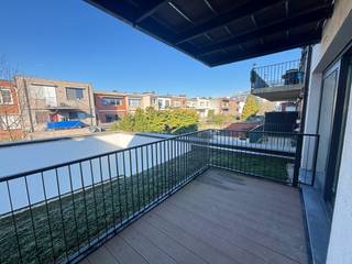Energiezuinig gerenoveerd appartement met terras op centrale ligging in Merksem. E-peil: 52Indeling:Inkom: +/- 4m², laminaat.Apart toiletLiving: +/-...
