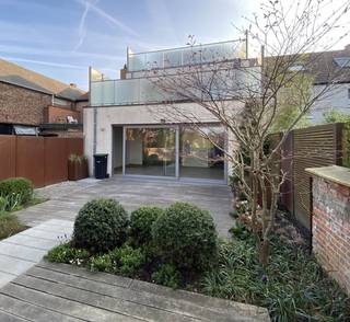 <p><strong>UNIEKE LICHTRIJKE DUPLEX MET STADSTUIN, TERRAS & ZICHT OP DE SCHELDE</strong></p>
<p><strong>124 m² wooncomfort – 2 volwaardige woonlagen – lift – 2 keukens – privé stadstuin van 64 m² en privé zuidwestgericht terras van 30 m2 – garage van 25 m2</strong></p>
<p>Op zoek naar een woning met nét dat tikkeltje meer? Deze unieke en lichtrijke duplex combineert ruimte<strong>, </strong>privacy, comfort en buitenbeleving op een bijzonder veelzijdige manier.</p>
<p>De woning omvat twee volwaardige woonlagen, rechtstreeks met elkaar verbonden via een lift, Bovendien beschikt ze over twee volledig uitgeruste keukens, een fraai aangelegde stadstuin van 65 m² én een ruim zuidwestgericht terras met prachtig groen zicht op de Schelde.</p>
<p><strong>Gelijkvloers – 66 m²</strong></p>
<p>De gelijkvloerse verdieping omvat een ruime open leefruimte met zit-, eet- en slaapgedeelte, een uitgeruste keuken, badkamer met inloopdouche, ruime dressing en apart toilet en garage.</p>
<p>Vloerverwarming en een parketvloer zorgen voor extra comfort en een warme uitstraling.</p>
<p>Vanuit deze verdieping bereik je de stijlvolle stadtuin van 65 m2<strong> </strong>, ontworpen door Rik Claes. De groene beplanting en karaktervolle buxusvormen geven deze buitenruimte een bijzondere uitstraling. Een heerlijke plek om in alle rust van het buitenleven te genieten.</p>
<p><strong>Tweede verdieping – 60 m²</strong></p>
<p>De tweede verdieping baadt in het licht en biedt een ruime, open leefruimte met een tweede volledig uitgeruste keuken. De grote raampartijen zorgen de hele dag door voor een aangename natuurlijke lichtinval.</p>
<p>Deze verdieping beschikt eveneens over vloerverwarming, parket, airconditioning en een apart toilet.</p>
<p>Vanuit de leefruimte stap je rechtstreeks het ruime zuidwestgerichte terras van 30 m2 op. Hier geniet je volop van de zon en van het prachtige uitzicht op de groene omgeving en de Schelde.</p>
<p>De tweede verdieping biedt bovendien mogelijkheden om de indeling aan te passen aan uw persoonlijke wensen, bijvoorbeeld met een extra slaapkamer en inloopdouche.</p>
<p>De totale woning leent zich dan ook perfect voor comfortabel wonen, wonen en werken combineren, een afzonderlijke ruimte voor hobby of gasten, of beide verdiepingen flexibel benutten volgens je eigen behoeften.</p>
<p><strong>Belangrijkste troeven</strong></p>
<ul>
<li>124 m² woonoppervlakte</li>
<li>2 volwaardige woonlagen</li>
<li>2 volledig uitgeruste keukens</li>
<li>Apart toilet op elk verdieping</li>
<li>lift rechtstreeks naar de leefruimte</li>
<li>fraaie aangelegde stadstuin van 64 m²</li>
<li>zuidwestgericht terras van 30m² met groen uitzicht op de Schelde.</li>
<li>garage van 25 m²</li>
<li>EPC-label B</li>
<li>zonnepanelen</li>
<li>centrale verwarming op gas</li>
<li>airconditioning op de tweede verdieping</li>
<li>mogelijkheid tot een tweede slaapkamer en inloopdouche</li>
</ul>
<p><strong> </strong></p>
<p><strong>Vraagprijs: € 398.000</strong></p>
<p>Een bijzonder aanbod voor wie geen standaardappartement zoekt, maar een karaktervolle, ruime en lichtrijke woonst met tuin, terras, privacy en tal van mogelijkheden om de ruimte volledig naar eigen wens in te richten.</p>
<br />Het pand heeft een EPC-label B en een UC van 2141351, en is voorzien van centrale verwarming op gas. Voor verdere inlichtingen, neem vrijblijvend contact op via het nummer 03/283 84 84 of mail naar viktor@ax-quality.be.