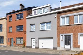 Deze instapklare gerenoveerde woning in Dilbeek is de ideale keuze voor wie op zoek is naar een comfortabele starterswoning met tuin, garage en...