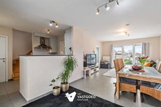 Zeer ruim duplex appartement (149m2) met 3 slaapkamers, terras en 2 autostaanplaatsen te Ham. Belangrijkste troeven:- Goede ligging op 3,5km van...