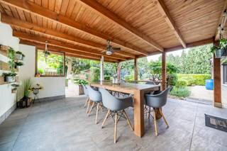 <div>
<div>
<section>
<div>
<div>
<div>
<div>
<div>
<div>
<p>We Invest Hesbaye biedt u deze charmante vrijstaande woning aan, een echte topper, gelegen in een rustige doodlopende straat!</p>
<p><strong>Indeling:</strong></p>
<p><strong>Gelijkvloers:</strong> inkomhal, woonkamer van 31,7 m², eetkamer van 17 m², volledig uitgeruste keuken met toegang tot de tuin, apart toilet, wasruimte, bijkeuken en garage.</p>
<p><strong>Eerste verdieping:</strong> nachthal, drie slaapkamers van 11,9 m², 8,9 m² en 8,5 m², badkamer met ligbad, toilet en wastafel, evenals een zolder van 18,3 m² boven de garage.</p>
<p><strong>Tweede verdieping:</strong> ruime vierde slaapkamer van bijna 26 m².</p>
<p><strong>Buiten:</strong></p>
<p>De woning beschikt over een aangelegde en volledig omheinde tuin achteraan zonder inkijk, evenals een overdekt terras, ideaal om nog langer van de zomeravonden te genieten.</p>
<p><strong>Technische kenmerken:</strong></p>
<p>PVC-ramen met dubbele beglazing, geïsoleerd dak, centrale verwarming op stookolie met Saint-Roch-ketel, elektrische boiler van 300 liter, conforme tweevoudige elektrische installatie en aansluiting op de riolering.</p>
<p><strong>EPC:</strong> Energieklasse D – Energieverbruik: 58.265 kWh/jaar – 274 kWh/m²/jaar<br />Rapportnummer: 20171016000784</p>
<p>Bod onder voorbehoud van aanvaarding door de eigenaars.</p>
<p>Zin om deze woning te bezoeken?</p>
<p>📞 0499/19.26.45<br />✉️ felicien.ponzoda@weinvest.be</p>
<p>Neem rechtstreeks contact met ons op om andere exclusieve opportuniteiten te ontvangen!</p>
<p>Wij begeleiden u bij uw aankoop- of investeringsproject, evenals bij de verkoop van uw eigendom.</p>
<p><strong>GRATIS en VRIJBLIJVENDE waardebepaling</strong> van uw woning door uw expert: 0499/19.26.45.</p>
</div>
</div>
</div>
</div>
</div>
</div>
</section>
</div>
</div>