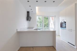 Koksijde :Prachtig en volledig gerenoveerd appartement in het hart van Koksijde, op wandelafstand van zee, winkels en restaurants. Met een...