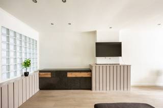 <p>LICHTRIJK WONEN MET RUIMTE VOOR EEN VOLGEND HOOFDSTUK</p><p>Achter de verzorgde bakstenen gevel van Vrijheidshoek 33 schuilt een woning die groter, lichter en veelzijdiger is dan haar gevel doet vermoeden. Circa 110 m² woonoppervlakte, twee volwaardige slaapkamers, een zolderverdieping met groeipotentieel en een centrale ligging maken dit tot een bijzonder toegankelijke woning voor starters, jonge gezinnen én investeerders.<br /><br />De woning werd grondig gerenoveerd en combineert een praktische indeling met een warme uitstraling. Verschillende lichtkoepels brengen het daglicht tot diep in de woning, terwijl de dubbele oriëntatie voor een aangename lichtinval doorheen de dag zorgt. De voorzijde is naar het zuidoosten gericht en de achterzijde naar het noordwesten, waardoor het interieur langs beide zijden natuurlijk licht ontvangt.</p><p> </p><p>Het gelijkvloers omvat circa 54 m² en vormt het kloppende hart van de woning. De leefruimte voelt comfortabel en uitnodigend aan, met voldoende plaats voor een gezellige zithoek en eettafel. </p><p>De onderhoudsvriendelijke tegelvloer met parketlook loopt als een rustige basis doorheen deze verdieping. Ze combineert de warme uitstraling van hout met het praktische comfort van een tegelvloer.</p><p>Aansluitend bevindt zich de geïnstalleerde keuken, uitgerust met een koelkast, oven, gaskookplaat, dampkap en vaatwasser. Ook de aansluiting voor de wasmachine werd hier praktisch geïntegreerd. Alles is aanwezig om meteen comfortabel te kunnen wonen, zonder eerst ingrijpende werken te moeten uitvoeren. </p><p>TWEE SLAAPKAMERS EN EXTRA POTENTIEEL</p><p>Op de bovenverdiepingen bevinden zich twee volwaardige slaapkamers en de badkamer. De badkamer geniet van natuurlijk daglicht en is ingericht met een douche, dubbele wastafel, handdoekradiator en toilet. </p><p>Een sfeervol gekleurd glasdal in de nachthal voegt een eigenzinnig detail toe en zorgt voor extra karakter en lichtbeleving. </p><p>De zolderverdieping van circa 24 m² biedt bijkomend potentieel. Afhankelijk van de eigen woonwensen kan deze ruimte worden ingericht als derde slaapkamer, thuiskantoor, hobbyruimte, speelkamer of royale dressing. Een flexibele verdieping die met de bewoners kan meegroeien en de woning net dat beetje extra geeft. </p><p>ENERGIE EN COMFORT IN EVENWICHT </p><p>Vrijheidshoek 33 behaalt een EPC-label C, met een energiescore van 219 kWh/m² per jaar. </p><p>De woning beschikt over dakisolatie, PVC-schrijnwerk en volledige dubbele beglazing. De individuele verwarming gebeurt via een condensatieketel op gas. Ook rolluiken, branddetectoren en de aanwezige nutsvoorzieningen dragen bij aan het dagelijkse wooncomfort. </p><p>De woning is bovendien fiberklaar. De vernieuwde en geïsoleerde daken bieden een goede basis voor wie in de toekomst zonnepanelen wil laten installeren. </p><p>De woning werd oorspronkelijk gebouwd in 1975 in houtskeletbouw en werd afgewerkt met een bakstenen gevel. De boom voor de woning zorgt voor een groene toets in het straatbeeld en geeft de gevel een aangenaam, beschut karakter. </p><p>CENTRAAL WONEN, VLOT VERTREKKEN </p><p>De ligging combineert een rustige woonomgeving met een bijzonder praktische bereikbaarheid. Het station en het centrum van Boom bevinden zich op wandelafstand. Winkels, dagelijkse voorzieningen en verschillende scholen zijn eveneens vlot bereikbaar. </p><p>De A12 ligt op slechts enkele minuten, waardoor Antwerpen en Brussel gemakkelijk bereikbaar zijn. Ook met het openbaar vervoer of de fiets kan men vanuit deze locatie snel alle kanten uit. Parkeren kan vlot in de onmiddellijke omgeving. </p><p>Vrijheidshoek 33 is daarmee een woning voor wie graag centraal en verbonden woont, maar thuis ook rust en geborgenheid wil ervaren. </p><p>EEN GEMEENSCHAPPELIJKE BUITENZONE </p><p>De woning beschikt niet over een privatieve tuin. De aanwezige buitenruimte maakt deel uit van een gemeenschappelijke servitudeweg. </p><p>In de praktijk wordt deze open ruimte optisch verdeeld in verschillende gebruikszones of buitenhoeken. Er zijn geen omheiningen of fysieke afscheidingen: de servitudeweg blijft één gemeenschappelijk en open geheel. </p><p>INTERESSANT VOOR EIGEN BEWONING </p><p>Door haar instapklare staat, praktische indeling en centrale ligging richt deze woning zich tot een brede doelgroep. Starters vinden hier een betaalbare eerste thuis met voldoende ruimte om te groeien. Koppels en jonge gezinnen kunnen de zolderverdieping verder afstemmen op hun woonbehoeften. </p><p> </p><p>PRAKTISCHE INFORMATIE</p><ul><li><p>Gesloten bebouwing </p></li><li><p>Bouwjaar: 1975 </p></li><li><p>Grondig gerenoveerd </p></li><li><p>Totale woonoppervlakte: circa 110 m² </p></li><li><p>Gelijkvloers: circa 54 m² </p></li><li><p>Eerste verdieping: circa 32 m² </p></li><li><p>Zolderverdieping: circa 24 m² </p></li><li><p>Twee volwaardige slaapkamers </p></li><li><p>Potentieel voor een derde slaapkamer of bureau </p></li><li><p>Badkamer met daglicht, douche, dubbele wastafel en toilet </p></li><li><p>Geïnstalleerde keuken </p></li><li><p>EPC-label C</p></li><li><p>Energiescore: 219 kWh/m² per jaar</p></li><li><p>Individuele condensatieketel op gas</p></li><li><p>Dakisolatie </p></li><li><p>PVC-schrijnwerk met dubbele beglazing </p></li><li><p>Rolluiken en fiberklaar </p></li><li><p>Geen privatieve tuin </p></li><li><p>Gemeenschappelijke servitudeweg</p></li><li><p>Buitenruimte optisch verdeeld zonder omheining </p></li><li><p>Elektrische installatie niet conform </p></li><li><p>G-score: B – P-score: B </p></li><li><p>Geen voorkooprecht<br /> </p></li></ul><p>Deze woning wordt aangeboden met een verkoopprijs van € 230.000.</p><p>Elk bezoek wordt individueel ingepland, zodat u de woning rustig kunt ontdekken en al uw vragen persoonlijk kunt bespreken. Plan uw 1-op-1-bezoek door een e-mail te sturen naar info@immoley.be.</p><p>Misschien wordt Vrijheidshoek 33 wel de plek waar uw volgende hoofdstuk begint.</p><p>Immo LEY – Creators of Happiness</p>