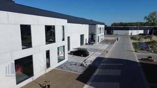 Nieuwbouw magazijnruimte met een oppervlakte van maar liefst 917 m² in combinatie met 126 m² kantoorruimte en 5 privatieve parkeerplaatsen. De...
