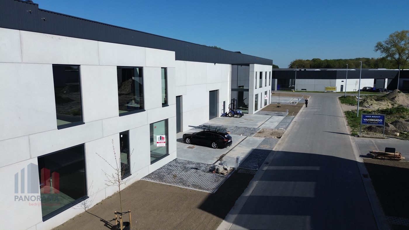 MAGAZIJN VAN 917 m² MET KANTOOR TE KOOP IN OOSTKAMP - photo 2