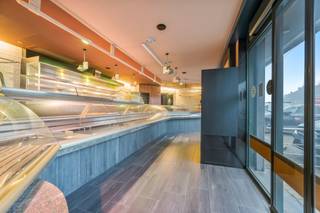 Dit handelspand is gelegen op een uitstekende locatie in Sint-Gillis, vlakbij verschillende wijken waar veel mensen dicht bij elkaar wonen. Het...