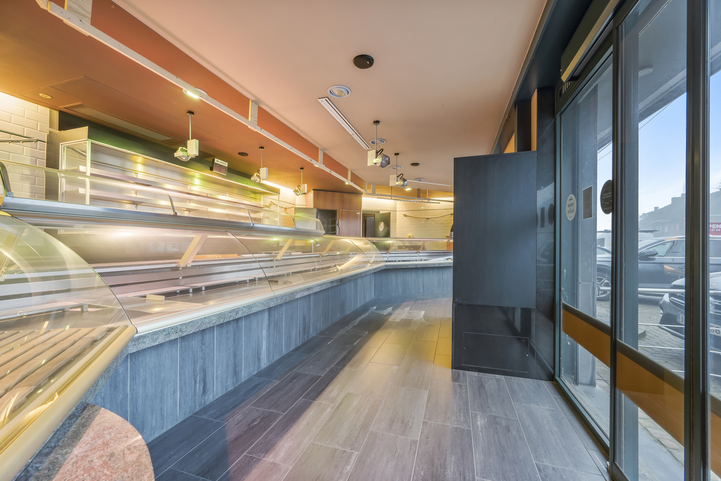 Handelspand met veel ruimte op toplocatie in Sint-Gillis - foto 1