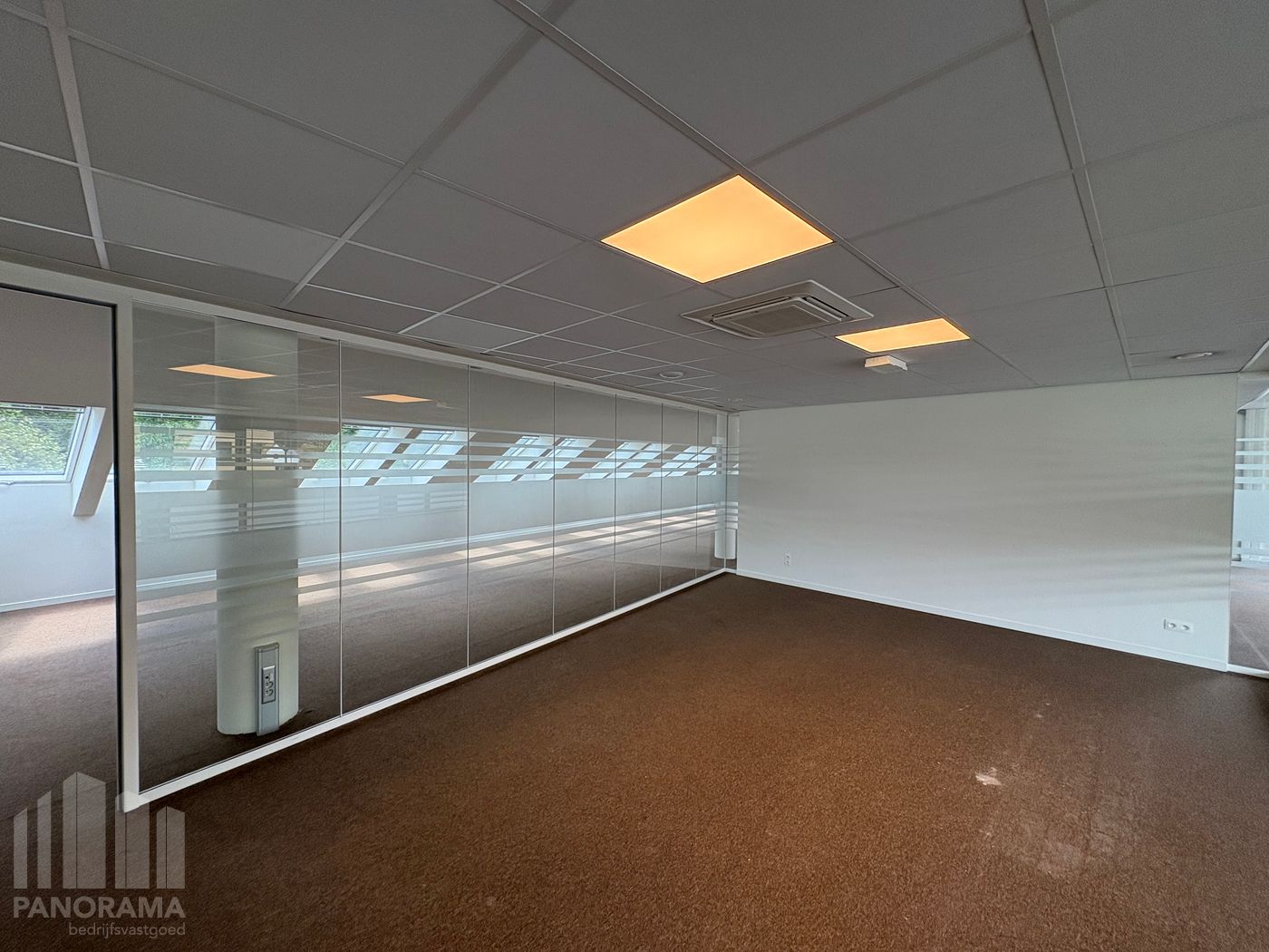 345 m² kantoor/showroom op toplocatie in Sint-Martens-Latem. - photo 4